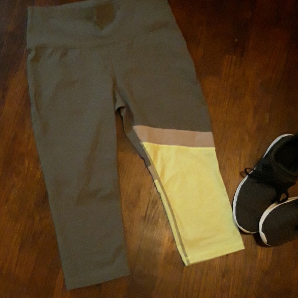 Capri size lg workout leggings NWOT